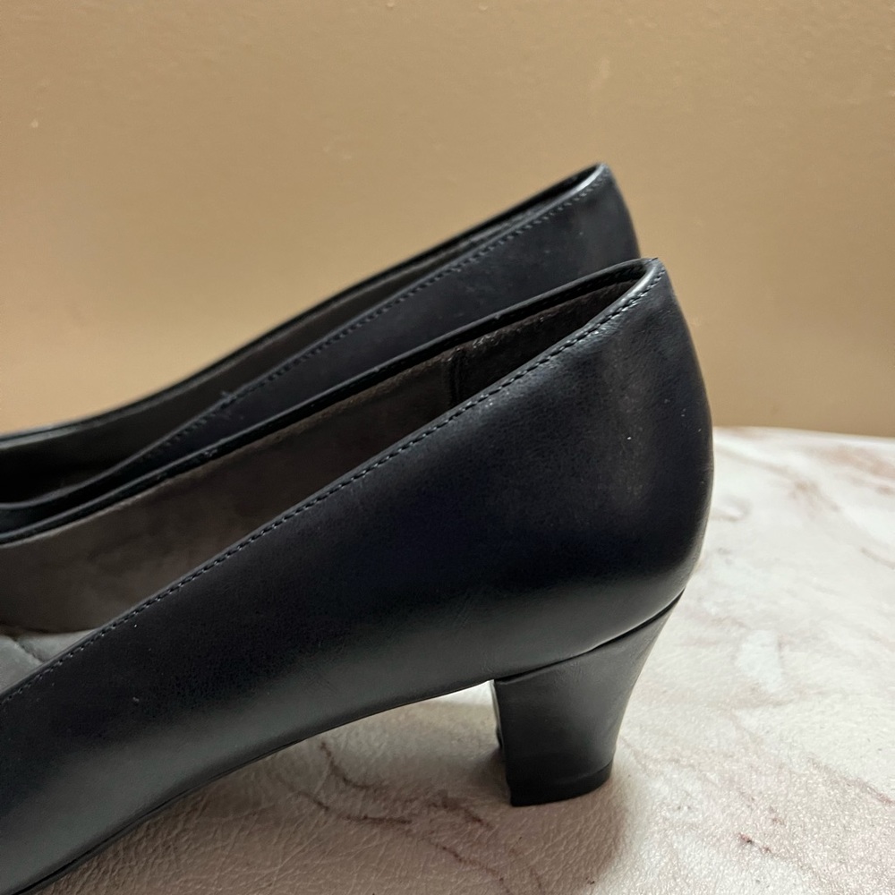 AEROSOLES Black Low Block Heel Pump - Picture 4 of 10
